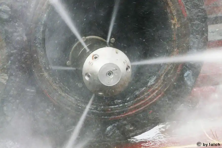 Pipeline and tube claening using water jet pump